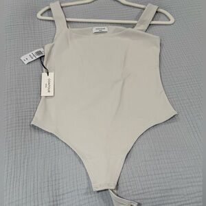 Aritzia square-neck bodysuit 
Color- pearl Size M
NWT- never worn